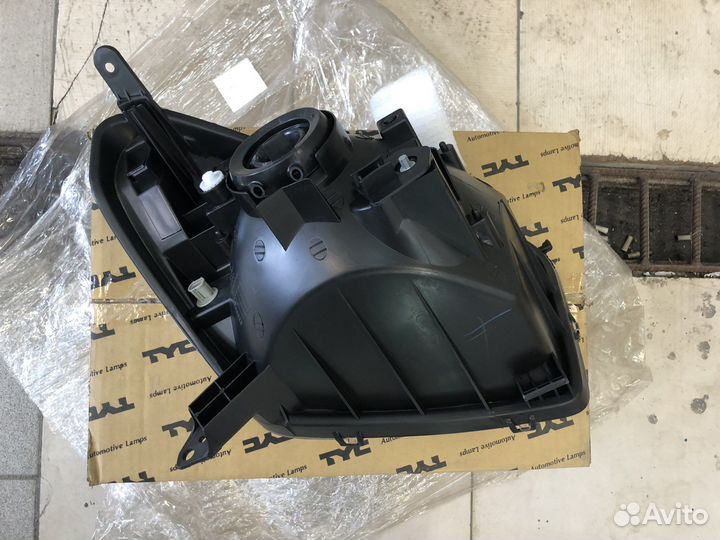 Toyota RAV4 фара левая (00-03)