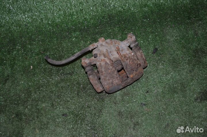 Суппорт передний правый Mitsubishi Carisma