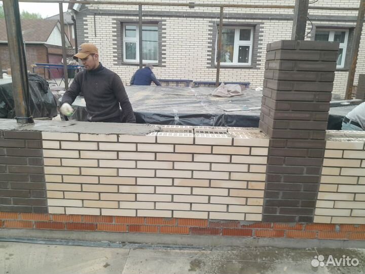 Кладка кирпича каменщики