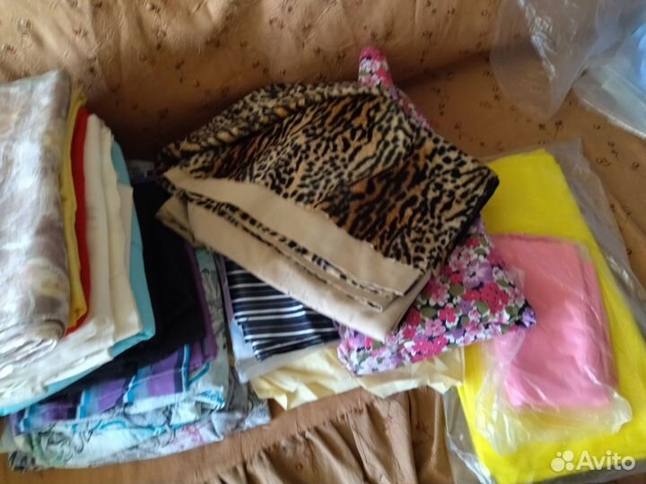 Отрезы тканей разные