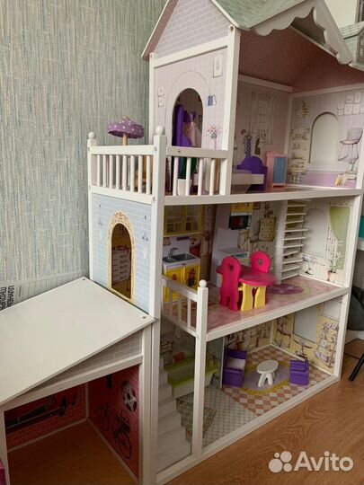 Большой кукольный домик с мебелью