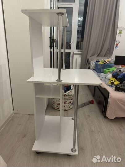 Компьютерный стол белый