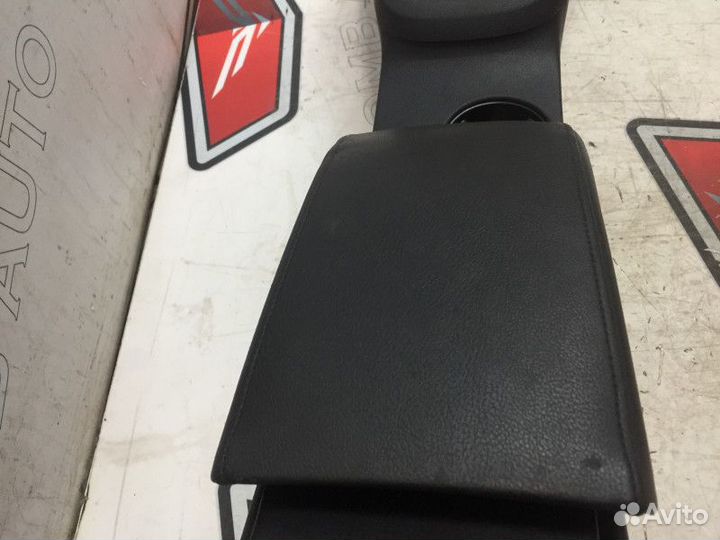 Подлокотник в сборе Фольксваген Джетта 6