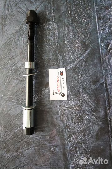 Болт переднего колеса электросамоката