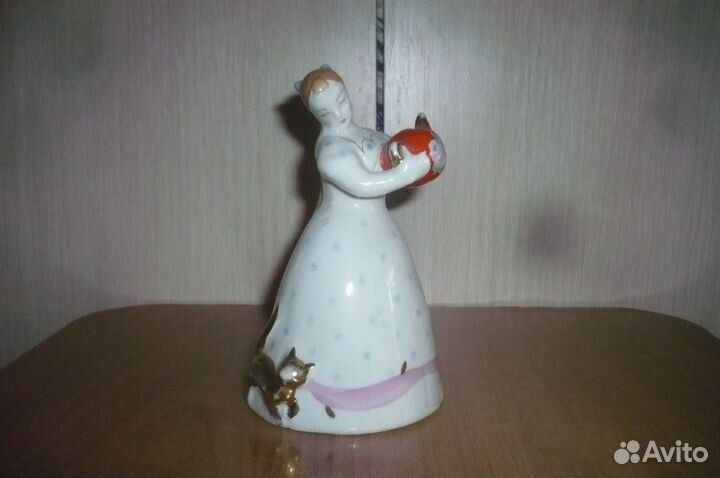 Фарфоровая статуэтка Девушка с Чайником и Котом