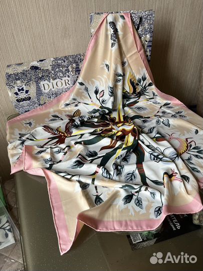 Нежный платок dior шелк