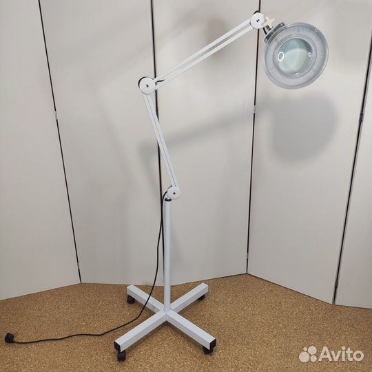 Лампа-лупа настольная