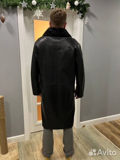 Кожаное пальто с меховым воротником