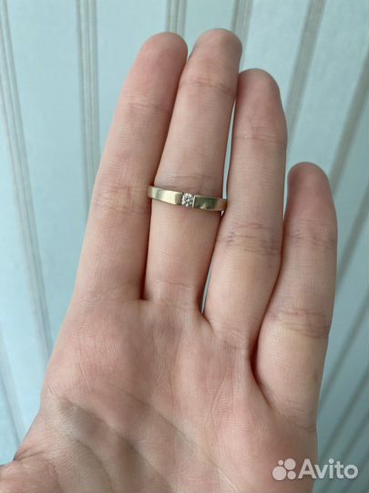 Кольцо с бриллиантом