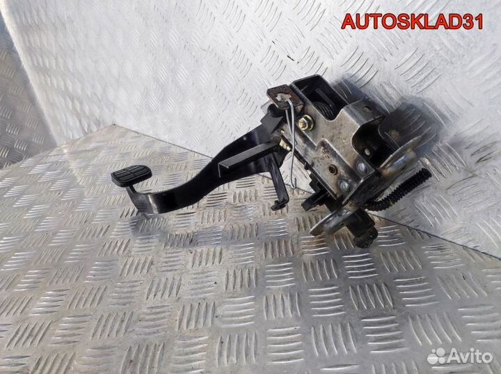 Педаль сцепления Mitsubishi Colt MR955197