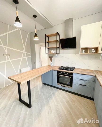 Серая кухня с барной стойкой