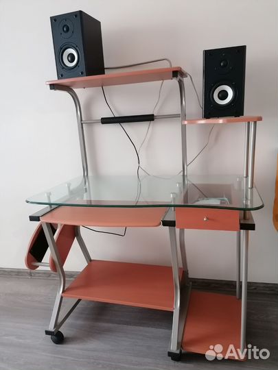 Компьютерный стол стеклянный