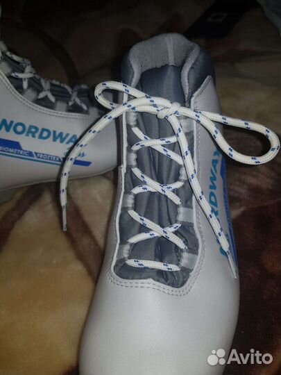 Ботинки и палки для беговых лыж