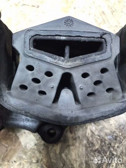 Опора кпп левая Volkswagen Transporter T5