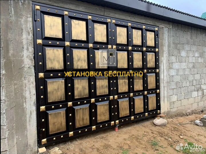 Ворота с деревянной вставкой