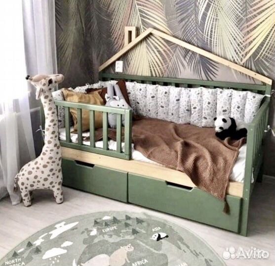 Кровать с элементом домика из массива