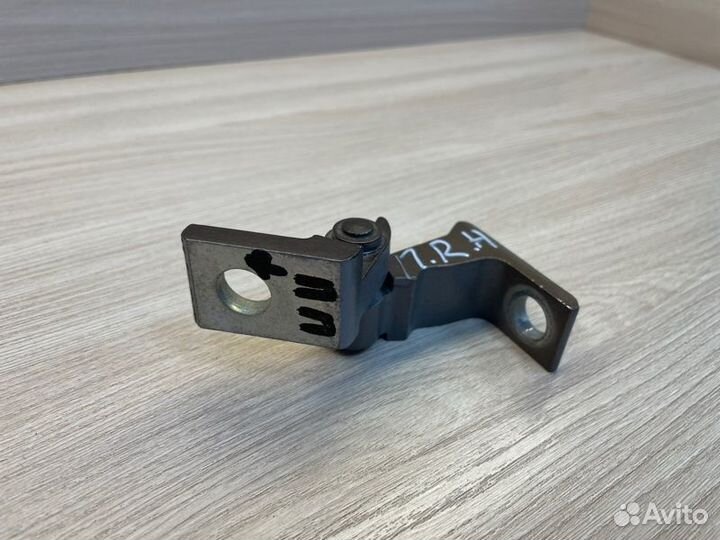 Петля двери передняя правая Skoda Rapid