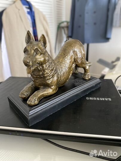 Статуэтка бронза Собака на постаменте 23 см