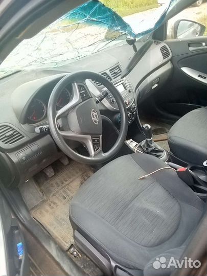 Hyundai Solaris 1.4 МТ, 2016, битый, 140 000 км