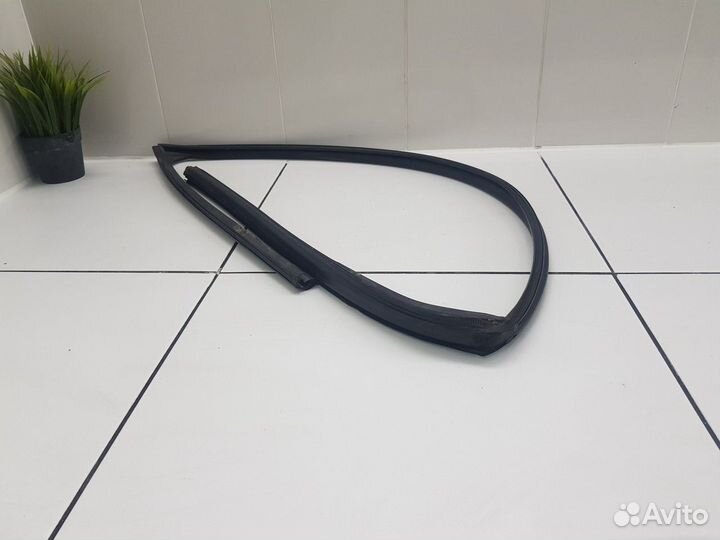 Уплотнитель стекла передней правой двери