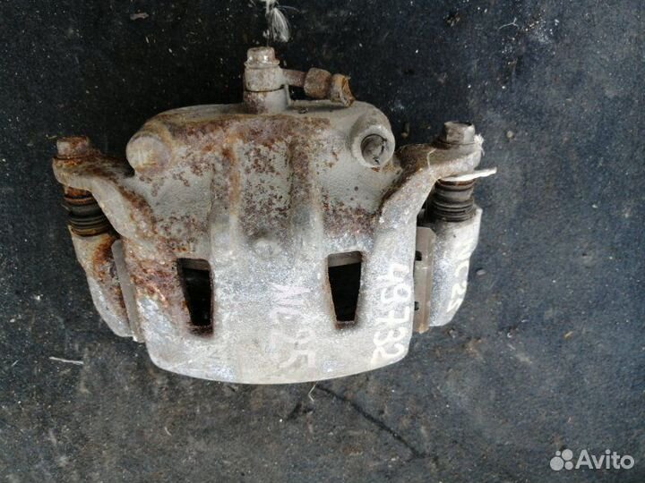 Суппорт передний левый Nissan Serena C25 MR20