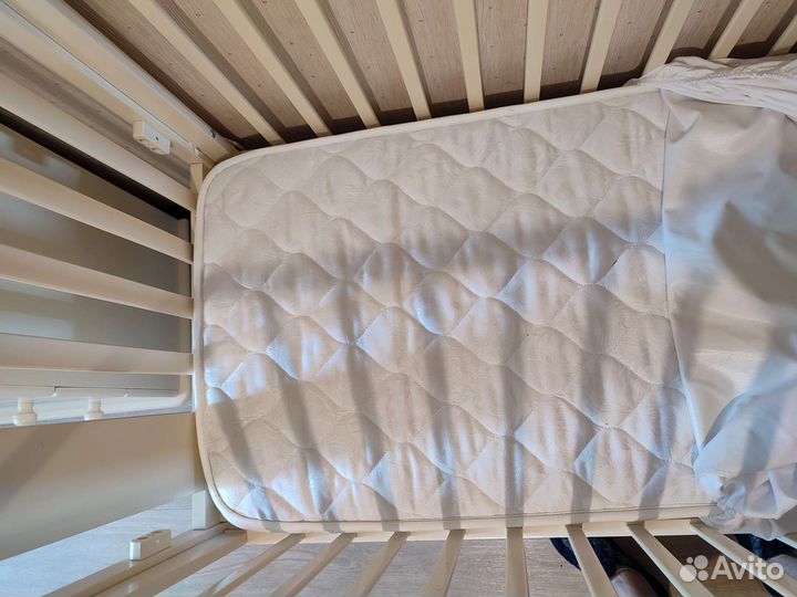 Детская кроватка и пеленальный комод