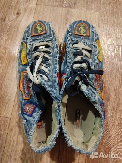 Кеды с нашивками