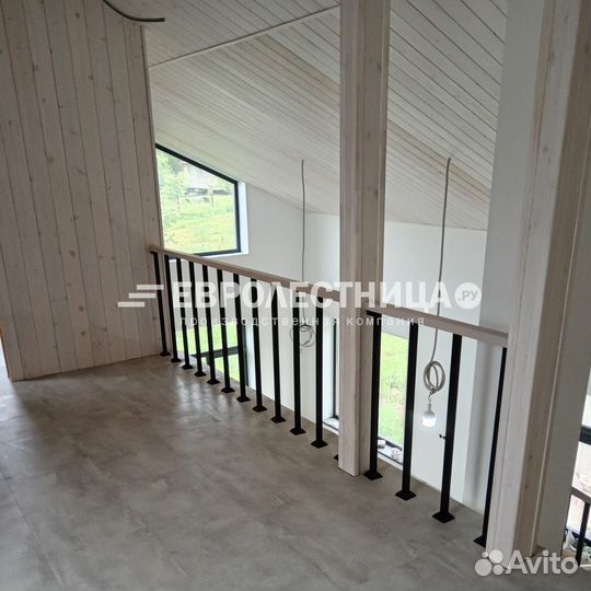 Лестница на металле с деревянными ступенями