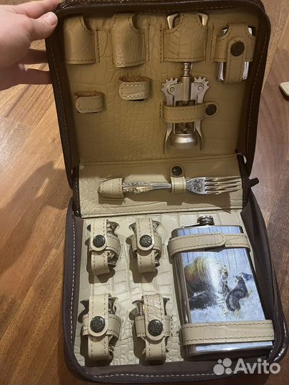 Набор фляга с рюмками в кожаном кейсе