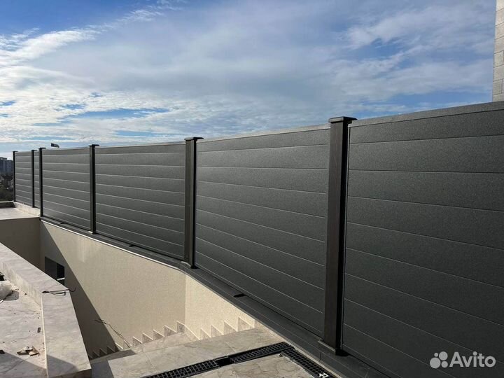 Забор из линеарных панелей