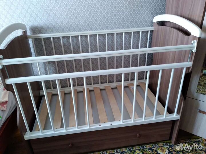 Детская кроватка с поперечным маятником