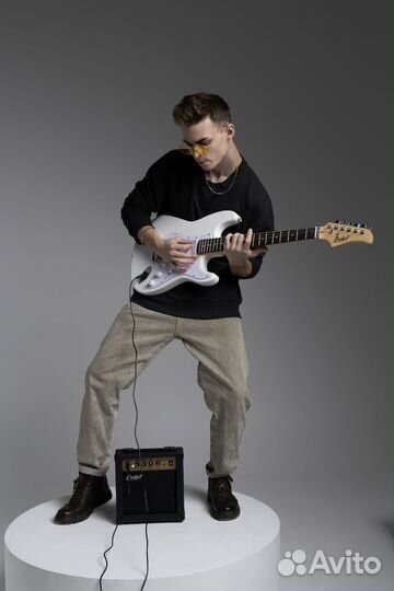 Комплект электрогитара+комбик+аксессуары