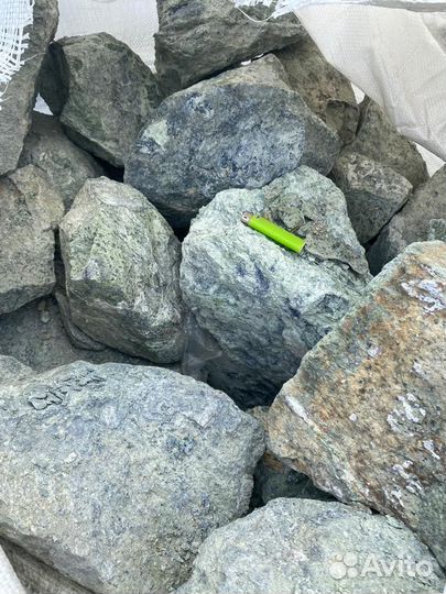 Природный камень бутовый змеевик серпентинит урал
