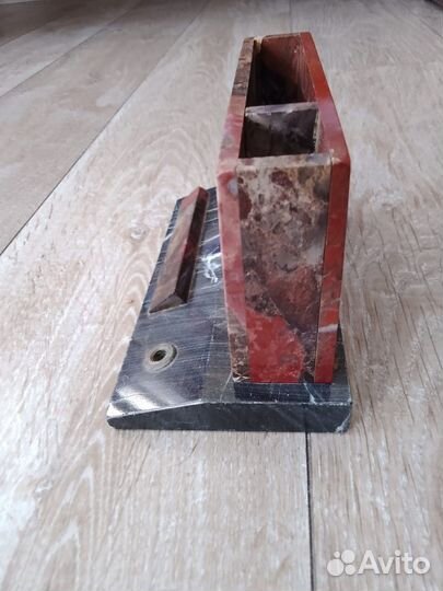 Продается настольный прибор для ручек из яшмы