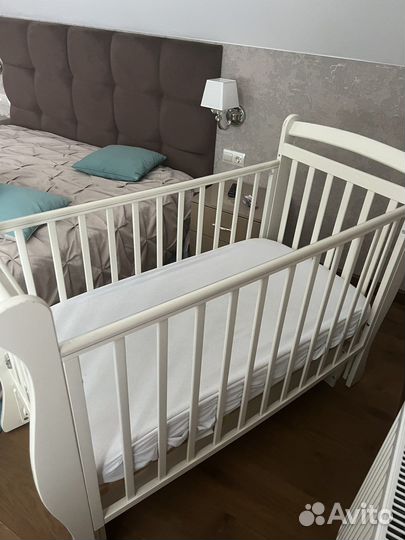 Детская кроватка с универсальным маятником