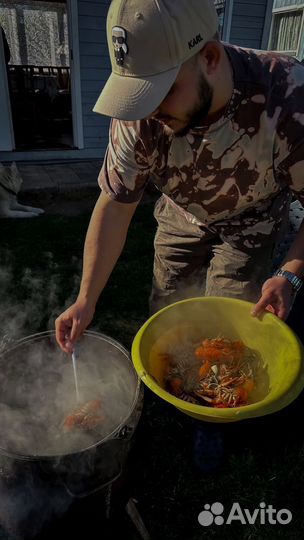 Живые и вареные раки Волжские