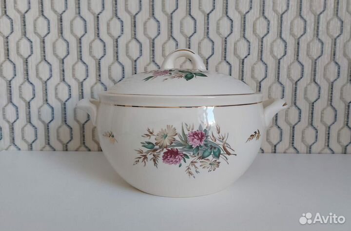 Салатники фарфоровые и коллекционная кружка