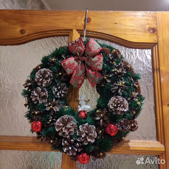 Елка искусственная, венок, игрушки на ёлку
