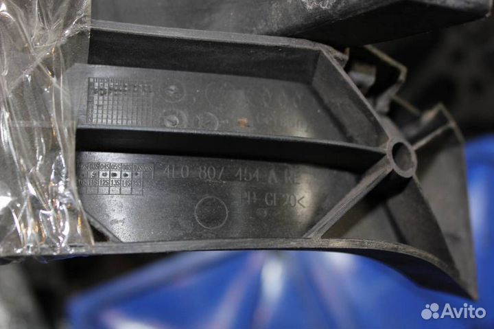 Кронштейн заднего бампера правый левый Audi Q7 (2