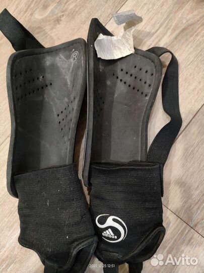 Обувь и футбольные щитки