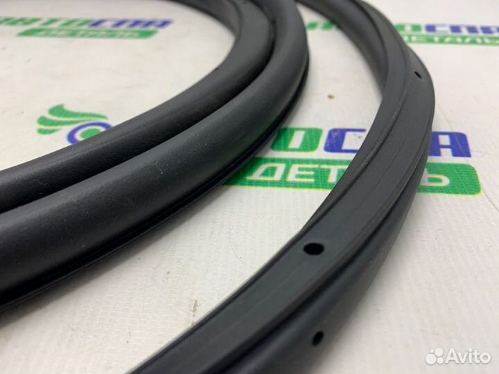 Уплотнитель двери передний правый Mazda Cx-30