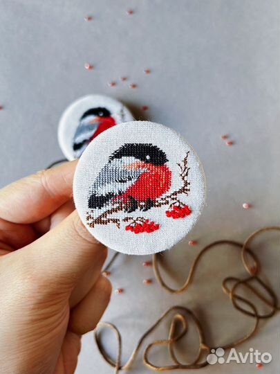 Снегирь. Брошь ручной работы