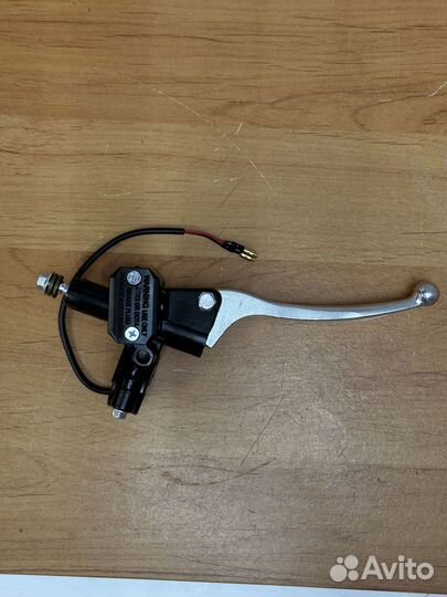 Ручка тормоза гидравлическая с бачком правая на электровелосипед