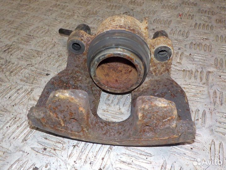 Суппорт передний левый Volvo XC70