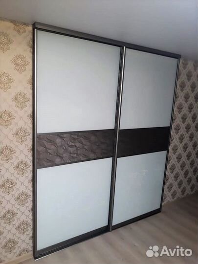 Двери купе с вставкой из мдф и белым стеклом