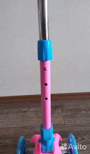 Новый трёхколёсный самокат + шлем