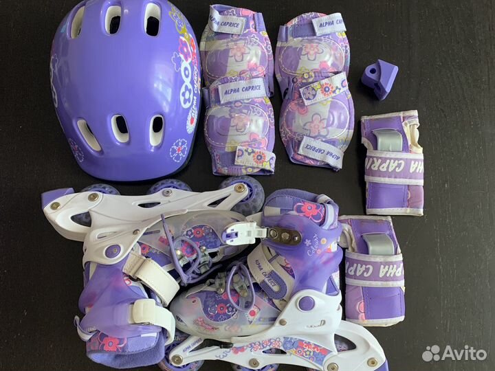 Роликовые коньки с защитой и шлемом в рюкзаке
