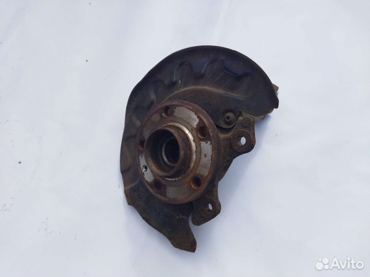 Кулак передний правый Поло седан