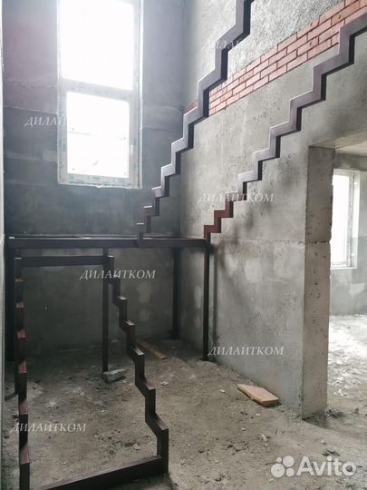 Лестница на ломаных косоурах ступени сосна. Перила