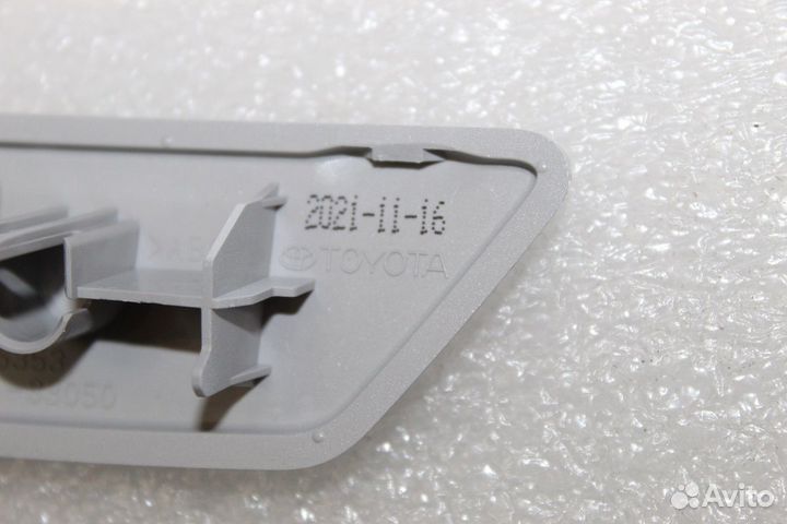 Camry 70 Крышка омывателя правая белый перл 21-23